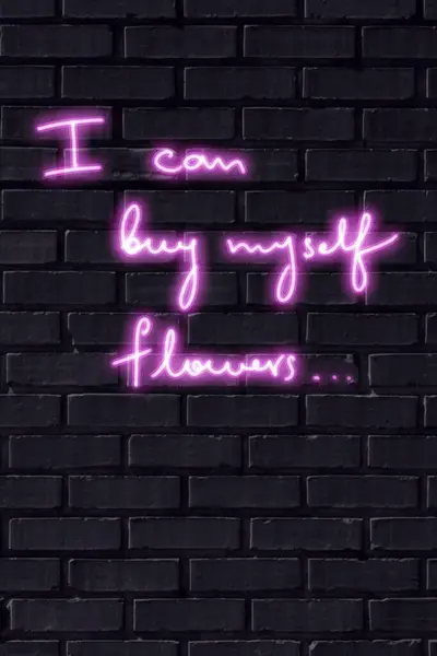 我可以在黑色的砖墙上给自己买些粉红色的霓虹灯标志 — 图库照片