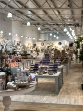 Konforlu ışıklandırması olan bir ev eşyaları mağazasının dikey bulanık görüntüsü