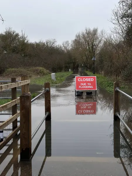 Red Road Closed Due Flooding Sign Park Path Flooded Water — Stock Photo, Image