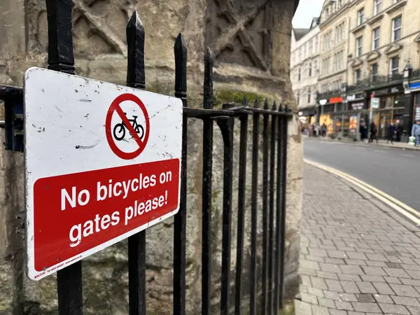 Никаких Велосипедов Вывеске Ворот Городской Улице — стоковое фото