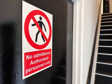 Giriş izni yok. Yetkili personel sadece kapıyı imzalar.