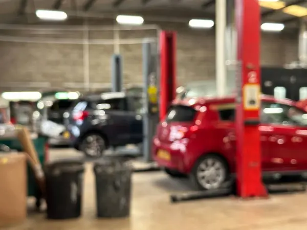 Tiro Desfocado Carros Serem Reparados Garagem Local — Fotografia de Stock