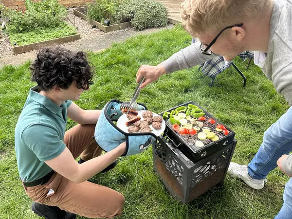 Férfi Barátok Grillezés Élelmiszer Bbq Party Szabadban Jogdíjmentes Stock Fotók