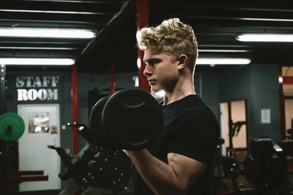 Młody Przystojny Sportowiec Robi Hantle Biceps Loki Siłowni Obraz Stockowy
