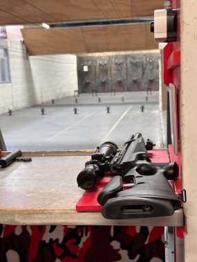 Atış poligonundaki havalı tüfeğin dikey atışı.