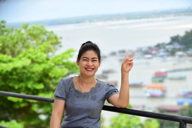 Tayland 'da sahilde poz veren bir kadın.