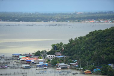 Kasaba ve balıkçılık camiası. Dağın tepesinden, Koh Yor 'un en yüksek noktasından, Songkhla Eyaleti, Tayland