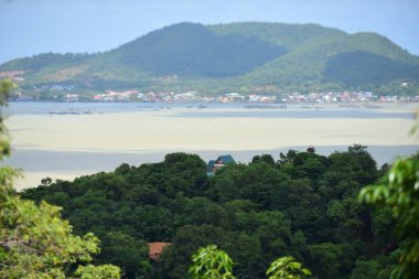 Kasaba ve balıkçılık camiası. Dağın tepesinden, Koh Yor 'un en yüksek noktasından, Songkhla Eyaleti, Tayland