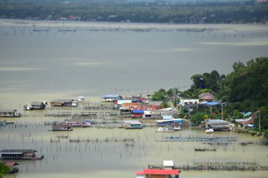 Nehir ve Khao Laem Barajı, Sangklaburi, Tayland Pzt köprüde baraja çevreleyen toplulukların görünümü