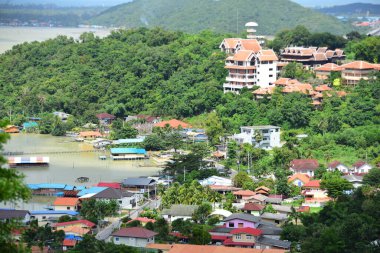 Nehir ve Khao Laem Barajı, Sangklaburi, Tayland Pzt köprüde baraja çevreleyen toplulukların görünümü