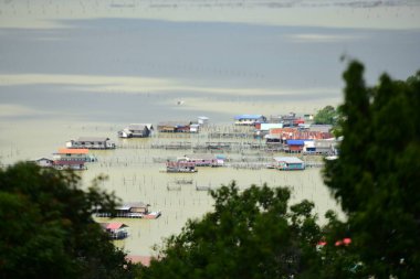 Nehir ve Khao Laem Barajı, Sangklaburi, Tayland Pzt köprüde baraja çevreleyen toplulukların görünümü