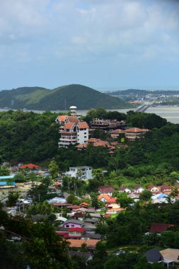 Kasaba ve balıkçılık camiası. Dağın tepesinden, Koh Yor 'un en yüksek noktasından, Songkhla Eyaleti, Tayland