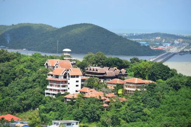 Kasaba ve balıkçılık camiası. Dağın tepesinden, Koh Yor 'un en yüksek noktasından, Songkhla Eyaleti, Tayland