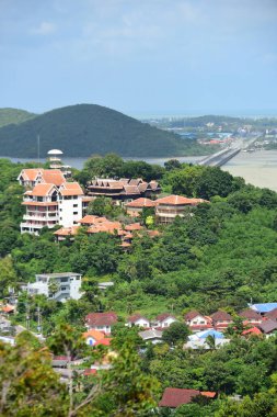 Kasaba ve balıkçılık camiası. Dağın tepesinden, Koh Yor 'un en yüksek noktasından, Songkhla Eyaleti, Tayland