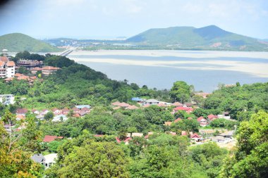 Kasaba ve balıkçılık camiası. Dağın tepesinden, Koh Yor 'un en yüksek noktasından, Songkhla Eyaleti, Tayland