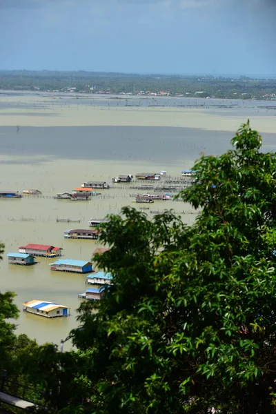 Widok Rzekę Okolicznych Gmin Tamy Pobliżu Mostu Poniedziałek Khao Laem — Zdjęcie stockowe