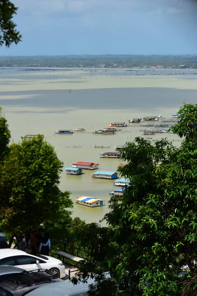 川とカオ レーム Sangklaburi タイで月橋の近くのダムの周辺地域の — ストック写真