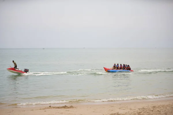 Persone Felici Divertirsi Cavalcando Banana Boat — Foto Stock