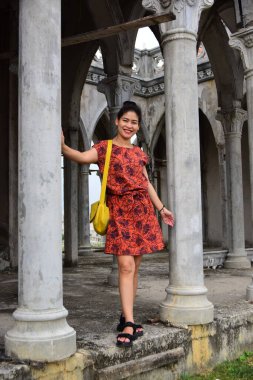 Tapınakta geleneksel Tayland elbiseli Asyalı bir kadın. 