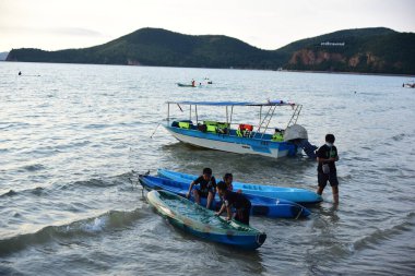 Plaj manzarası ve turistler