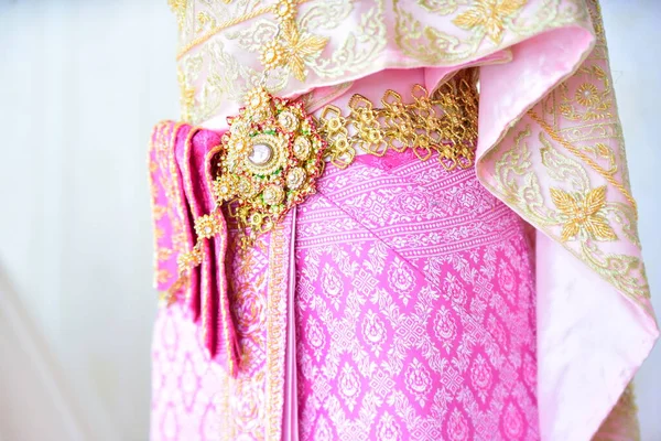 紧贴传统的泰国人婚纱 — 图库照片