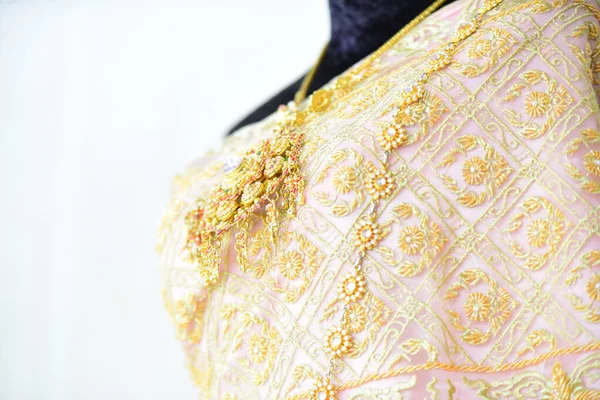 紧贴传统的泰国人婚纱 — 图库照片