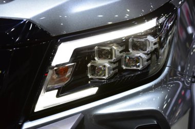 BANGKOK, THAILAND - 1-12 Aralık 2021: Bangkok, Tayland 'da Uluslararası Motor Fuarı 2021' de modern arabanın kesilmiş fotoğrafı.  