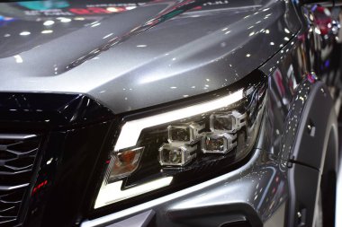 BANGKOK, THAILAND - 1-12 Aralık 2021: Bangkok, Tayland 'da Uluslararası Motor Fuarı 2021' de modern arabanın kesilmiş fotoğrafı.  