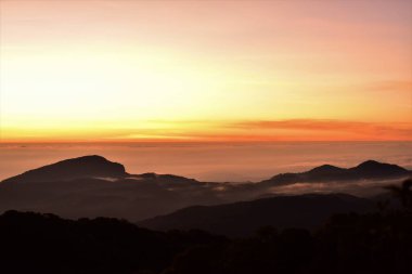 Güneş doğarken manzaralı güzel dağ manzarası 