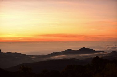 Güneş doğarken manzaralı güzel dağ manzarası 