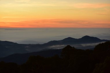 Güneş doğarken manzaralı güzel dağ manzarası 