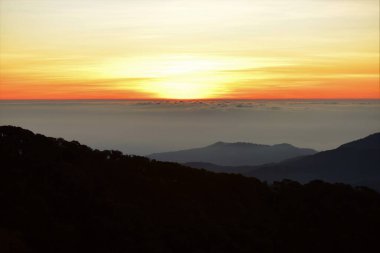 Güneş doğarken manzaralı güzel dağ manzarası 