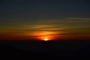 Güneş doğarken manzaralı güzel dağ manzarası 