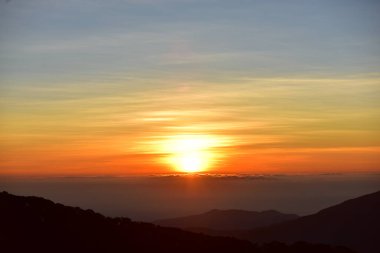 Sis kaplı dağlarda manzaralı gün doğumu