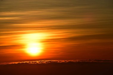 Sis kaplı dağlarda manzaralı gün doğumu
