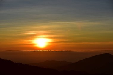 Sis kaplı dağlarda manzaralı gün doğumu