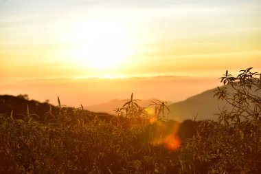 Güneş doğarken manzaralı güzel dağ manzarası 