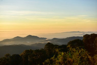 Güzel gökyüzü ve altın bulutlar, güneş doğmadan önce dağlar. Tepenin tepesinden bak..