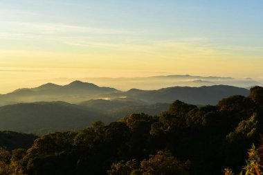 Güzel gökyüzü ve altın bulutlar, güneş doğmadan önce dağlar. Tepenin tepesinden bak..