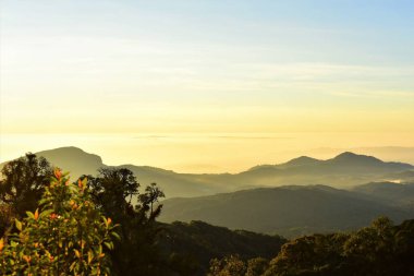 Güzel gökyüzü ve altın bulutlar, güneş doğmadan önce dağlar. Tepenin tepesinden bak..