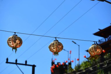 Ban Rak Thai caddesi Çin fenerleriyle süslenmiş..