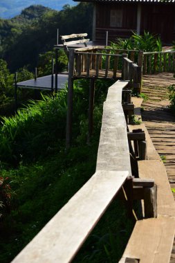 Dağlarda gözlem güvertesi olan ahşap bir ev.