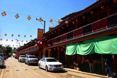 Mae Hong Son, Tayland - 1 Kasım 2014: Tayland 'ın kağıt fenerlerle süslenmiş Ban Rak Thai köyünün sokak manzarası.