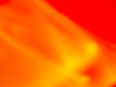 Koyu kırmızı ve kehribar renkleri, vahşi ateşin özünü çağrıştıran sıcak bir zemin üzerinde dans ediyor. Sıvı şekiller ve parlak renkler tefekküre ve heyecana yol açar..