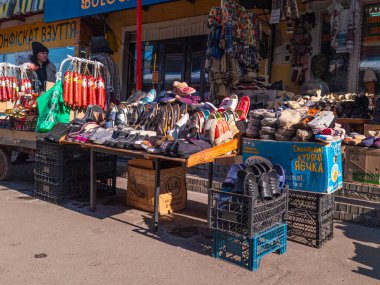 Kyiv, Ukrayna - 2 Mart 2025: Satıcılar renkli ayakkabılar sergiledikçe şehrin canlı atmosferi canlanıyor.