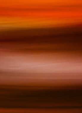 Sıcak renklerin nefes kesen bir görüntüsü, turuncu ve kahverengiyle birlikte zarifçe kıvrılarak tuvalin üzerinde pürüzsüz bir eğim oluşturur. Huzurlu karışım, izleyicileri sakin bir yansımaya davet ediyor..