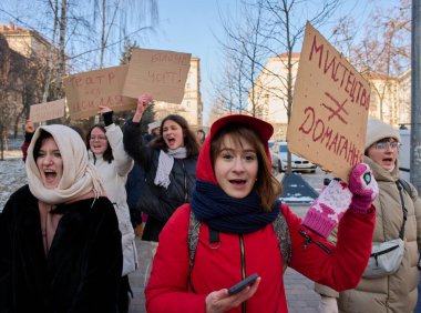 KYIV, UKRAINE - 10 Şubat: Vatandaşlar Molodyy Tiyatrosu 'nun önünde cinsel tacizi protesto etmek, pankart tutmak ve değişiklik için ilahi okumak için toplandılar.