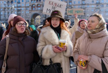 KYIV, UKRAINE - 10 Şubat: Vatandaşlar Molodyy Tiyatrosu önünde toplandı, ellerinde pankartlar ve tutkuyla cinsel tacize son verilmesini talep ediyorlar.