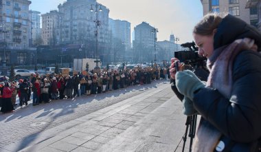 KYIV - FEB 10: Vatandaşlar Molodyy Tiyatrosu önünde toplandı, ellerinde cinsel tacize son verilmesini talep eden pankartlar ve birlik.