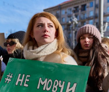 KYIV, UKRAINE - 10 Şubat: Molodyy Tiyatrosu 'ndaki kalabalık cinsel tacize son verilmesini ve insan haklarını savunmayı talep ediyor.